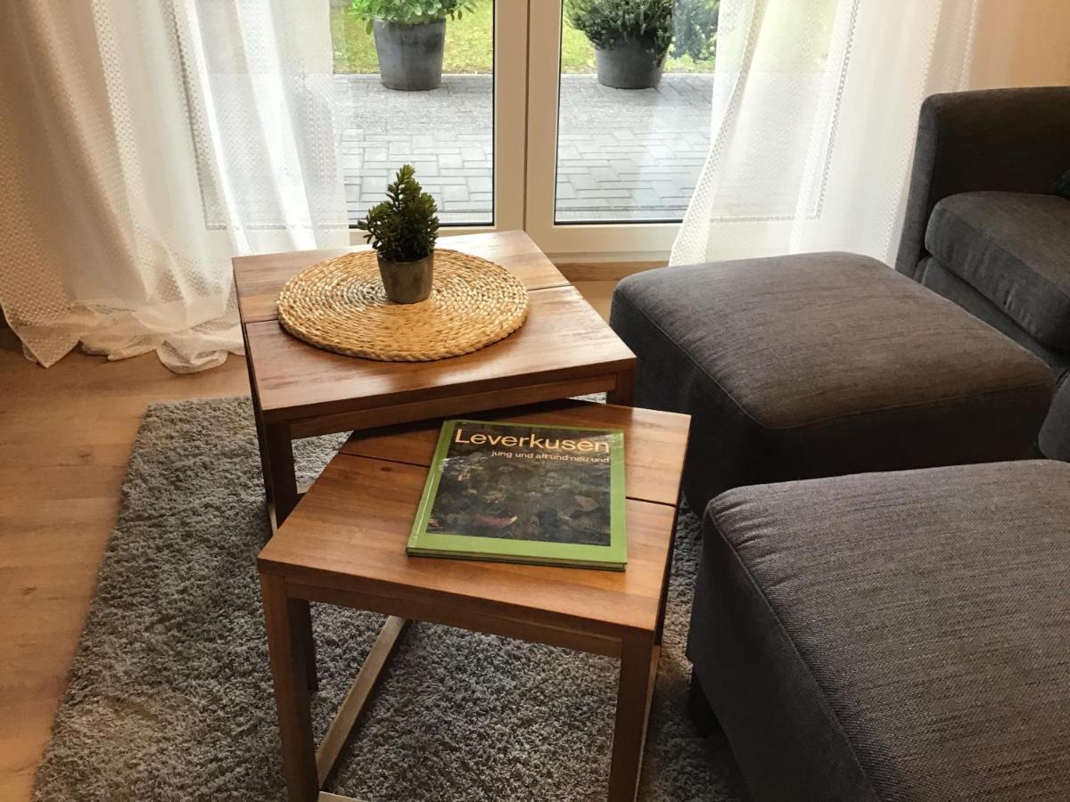 Apartment 1 Mit Terrasse Und Pkw-Stellplatz Leverkusen Esterno foto